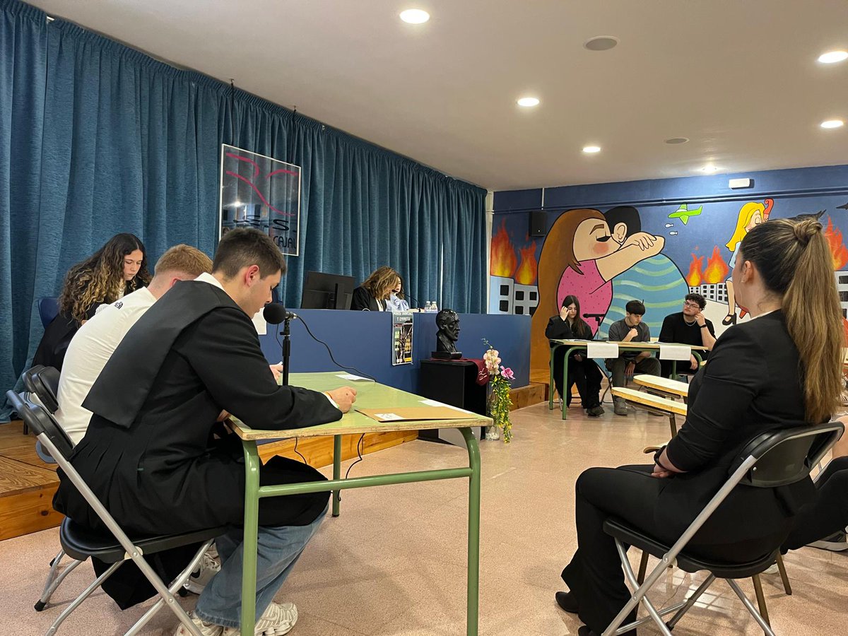JOSEALB65's tweet image. El salón de actos @IESRamonyCajalV se transforma en un  escenario jusicial.  El alumnado de #FP realizó un Roll Play de 4 juicios donde la Magistrada Juez D Eva María Lumbreras Martí,  a parte de dirigir los juicios, explicaba lo concerniente a la legislación laboral. @AQHT_TVE