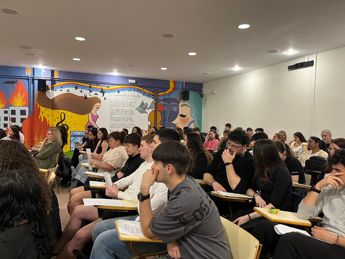 JOSEALB65's tweet image. El salón de actos @IESRamonyCajalV se transforma en un  escenario jusicial.  El alumnado de #FP realizó un Roll Play de 4 juicios donde la Magistrada Juez D Eva María Lumbreras Martí,  a parte de dirigir los juicios, explicaba lo concerniente a la legislación laboral. @AQHT_TVE
