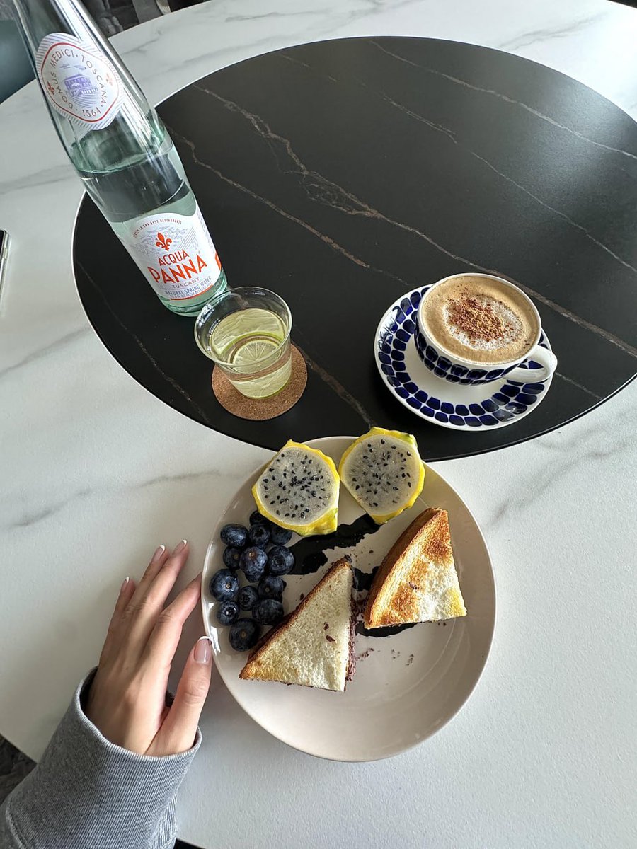 Mahika4888's tweet image. #Breakfast #Sandwich #Toast
Picture ①: Butter
Picture ②: Red beans (for making the red bean sandwich in Picture 3)
The glass bottle is ACQUA PANNA, a brand of Italian natural mineral water named Acqua Panna.
Coffee + lemonade
Red bean sandwich
Dragon fruit + blueberries