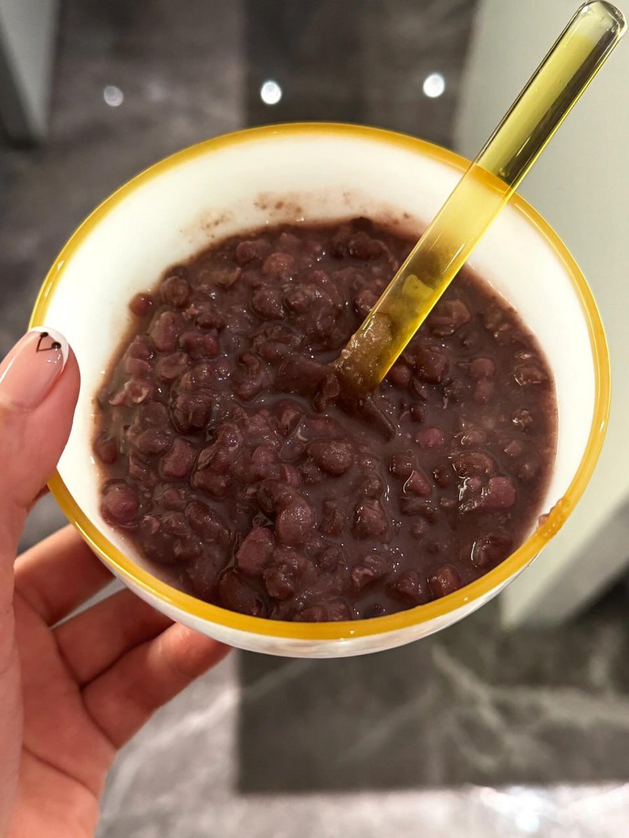 Mahika4888's tweet image. #Breakfast #Sandwich #Toast
Picture ①: Butter
Picture ②: Red beans (for making the red bean sandwich in Picture 3)
The glass bottle is ACQUA PANNA, a brand of Italian natural mineral water named Acqua Panna.
Coffee + lemonade
Red bean sandwich
Dragon fruit + blueberries