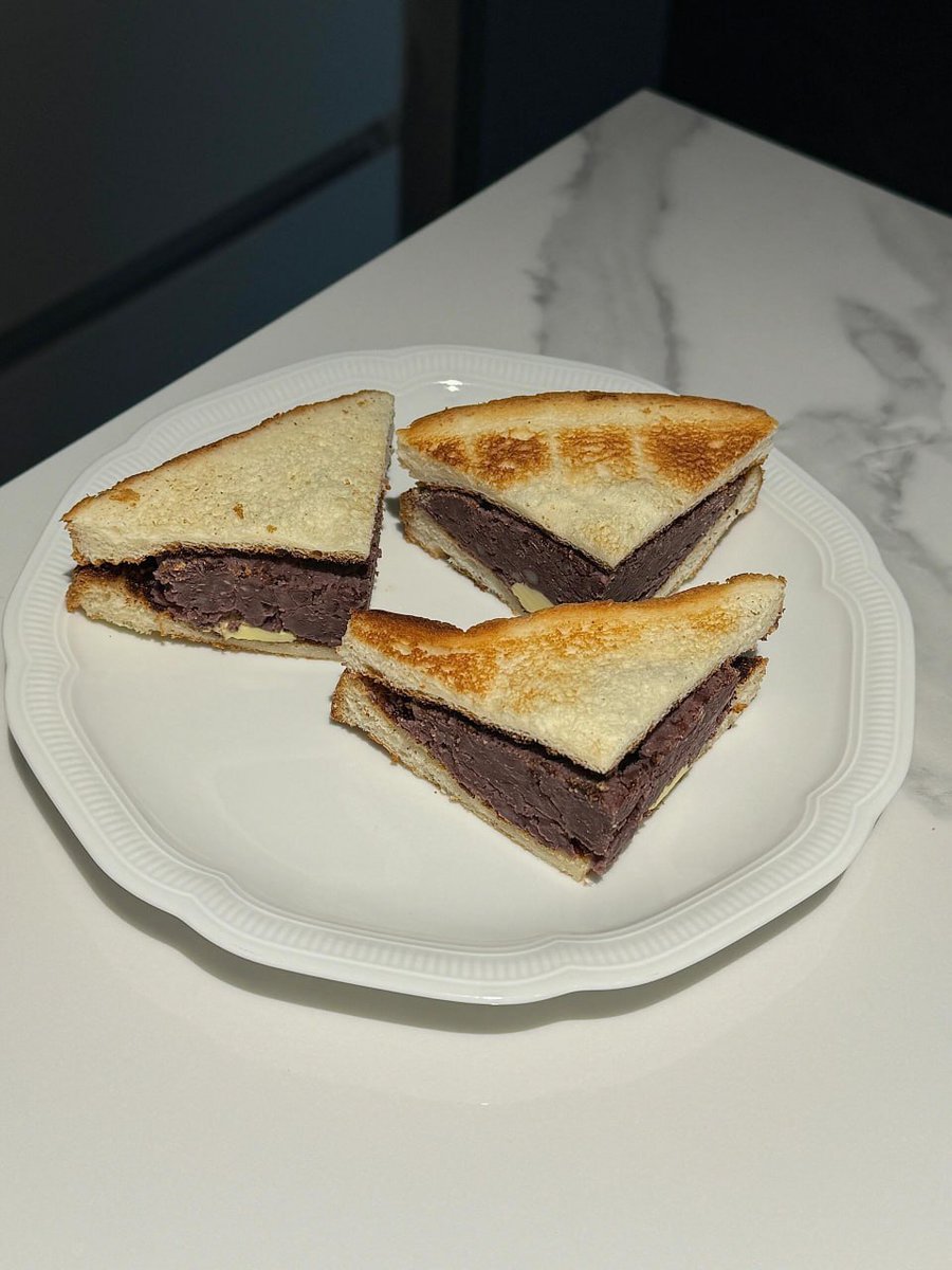 Mahika4888's tweet image. #Breakfast #Sandwich #Toast
Picture ①: Butter
Picture ②: Red beans (for making the red bean sandwich in Picture 3)
The glass bottle is ACQUA PANNA, a brand of Italian natural mineral water named Acqua Panna.
Coffee + lemonade
Red bean sandwich
Dragon fruit + blueberries