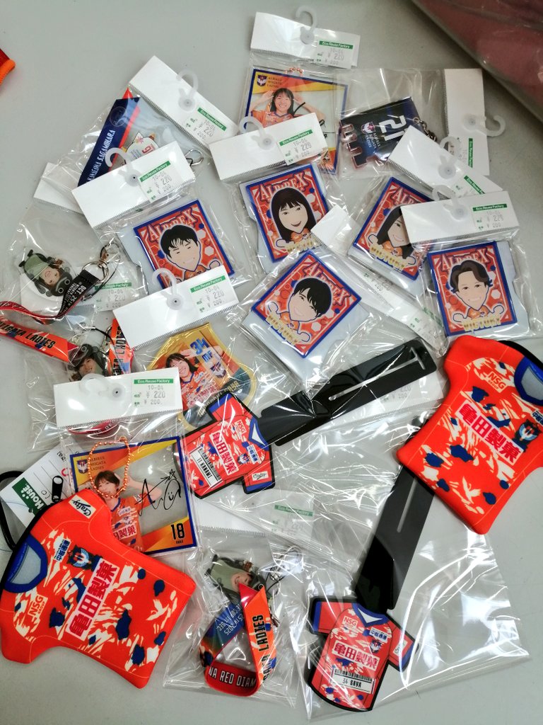 off_sanjou's tweet photo. こんにちは！アルビレディースグッズたくさん入荷いたしました！まだまだ男子の数には及びませんが、ぜひご覧ください⭐野球バスケアルビ以外もございます🏀⚾️
明日の30周年記念試合、勝利を呼び込むべくスタッフ一同応援します🧡⚽️
#オフハウス #albirex https://t.co/BZbBHTjYcD