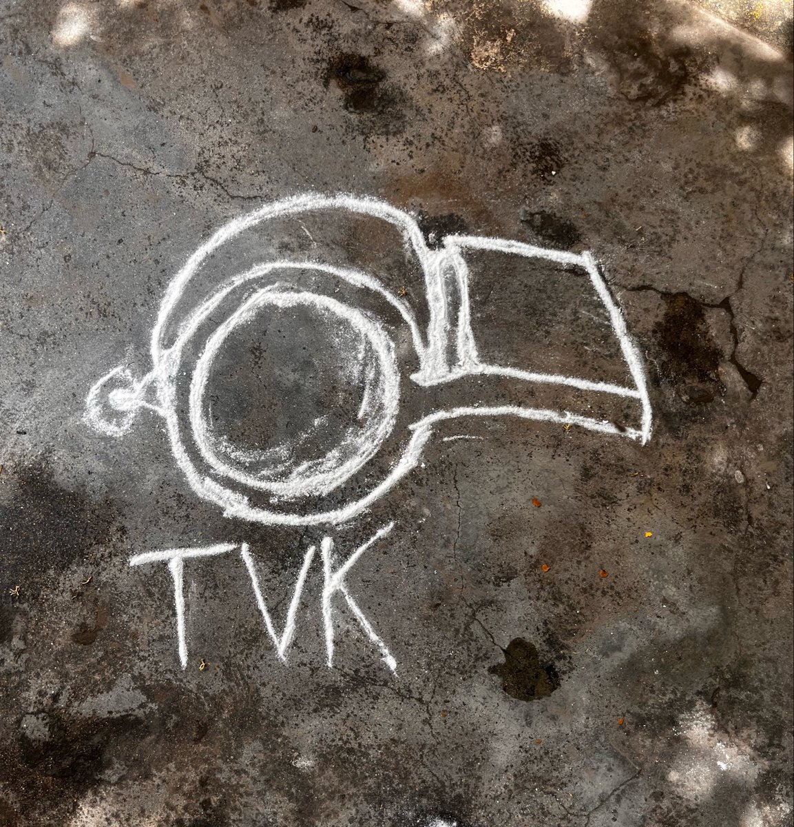 kookiepaws_'s tweet image. Joined the trend #whistlekolam 🤩🥳 kolam podave maranthuten nallaiku nalla practice panni better uh poduren 💝💃 @TVKVijayHQ @actorvijay #TVKforTN #whistle #voteforTVK