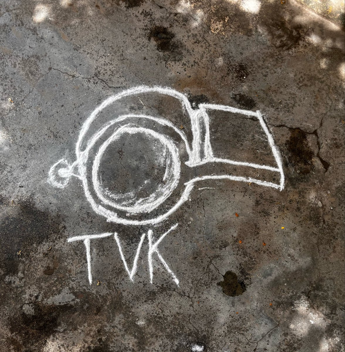 kookiepaws_'s tweet image. Joined the trend #whistlekolam 🤩🥳 kolam podave maranthuten nallaiku nalla practice panni better uh poduren 💝💃 @TVKVijayHQ @actorvijay #TVKforTN #whistle #voteforTVK