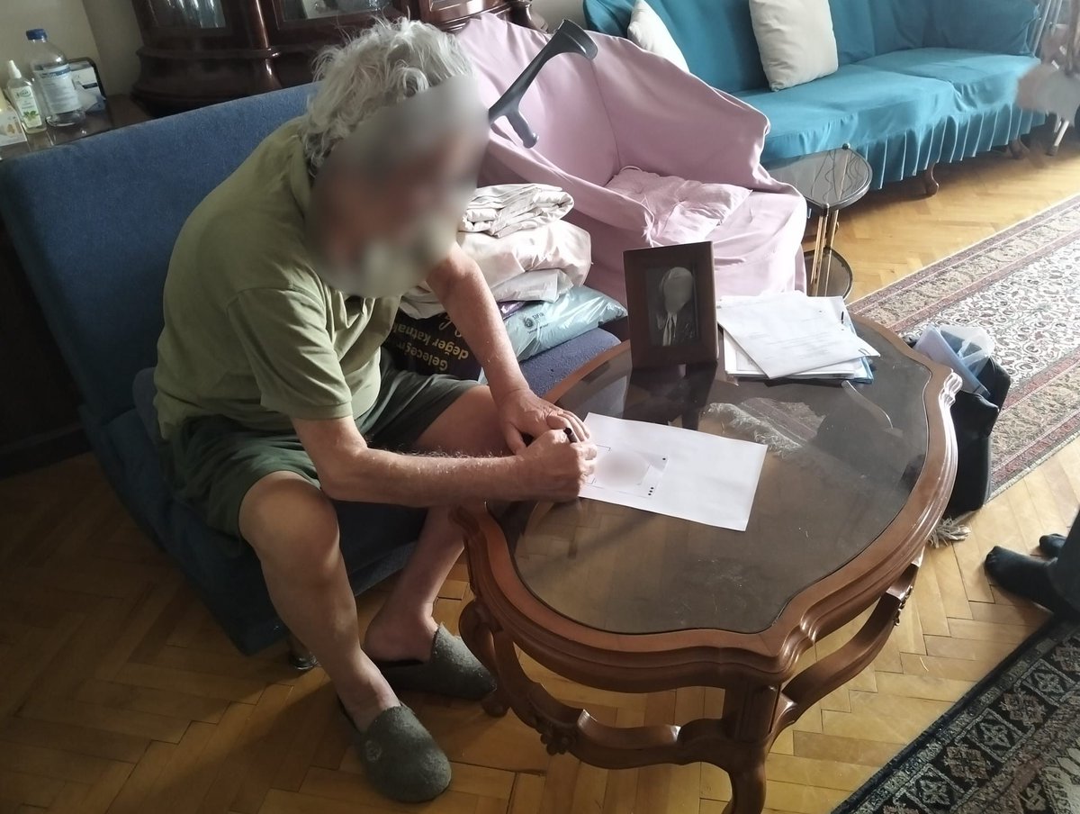 KarabaglarNufus's tweet photo. Adreste Nüfus Hizmeti kapsamında Müdürlüğümüze gelemeyecek durumda olan kıymetli büyüklerimizin hanelerine misafir olarak Kimlik Kartı başvurularını aldık. #AdresteNüfusHizmeti #HayatınızınHerAnında
@TCNufus
@izmirvaliligi
@kymkmkarabaglar
@BoranBasgul
@IzmirNufus
@Figen_alkan3 https://t.co/fj56WEd1yD