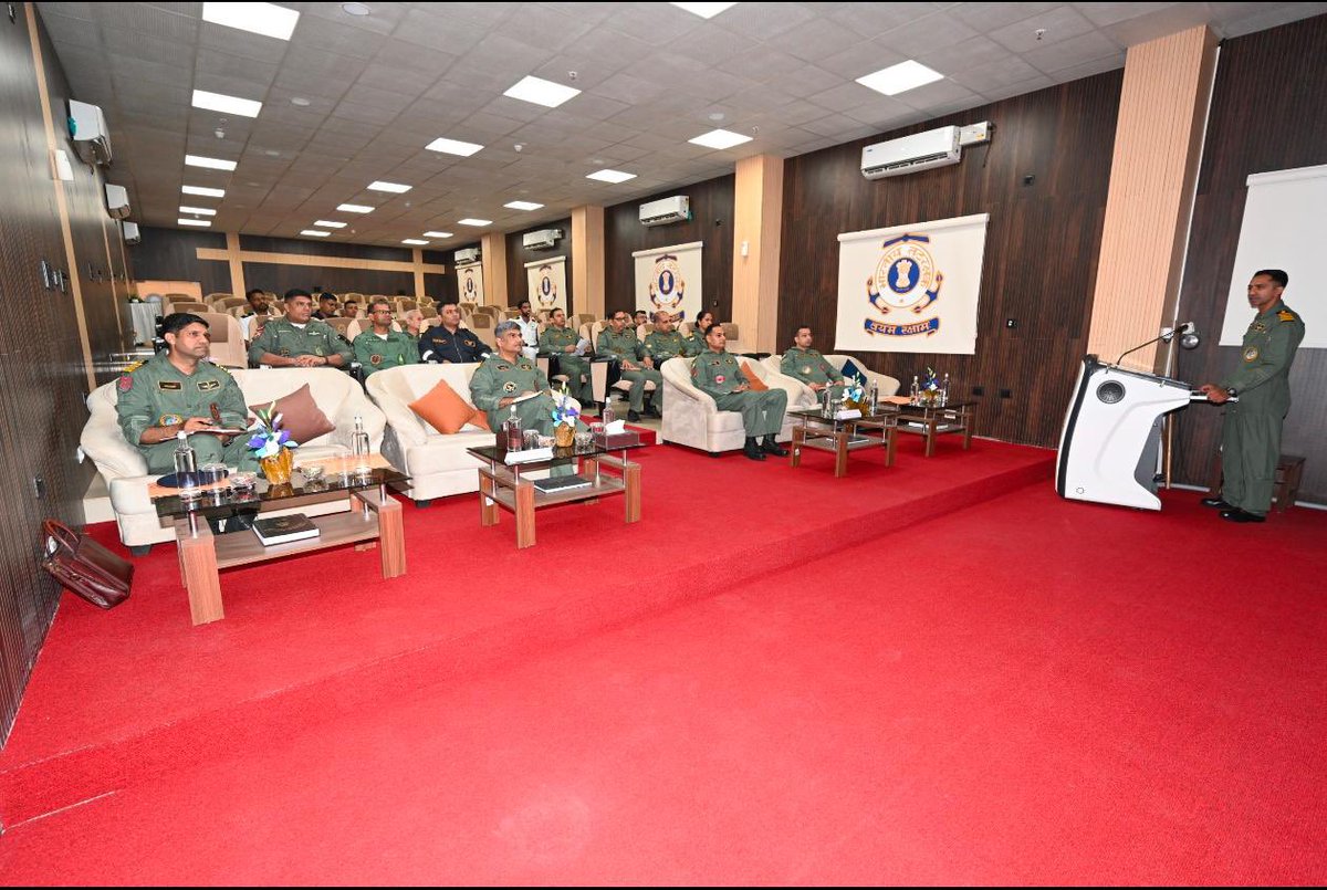 IndiaCoastGuard's tweet image. A combined @IndiaCoastGuard and #IndianAirForce ( Directorate of Aerospace Safety) team, led by DDG(AV), #CGHQ, #NewDelhi, successfully concluded the maiden operational outreach at Coast Guard Air Station, #Ratnagiri on 16 Apr 26. The visit facilitated the exchange of best