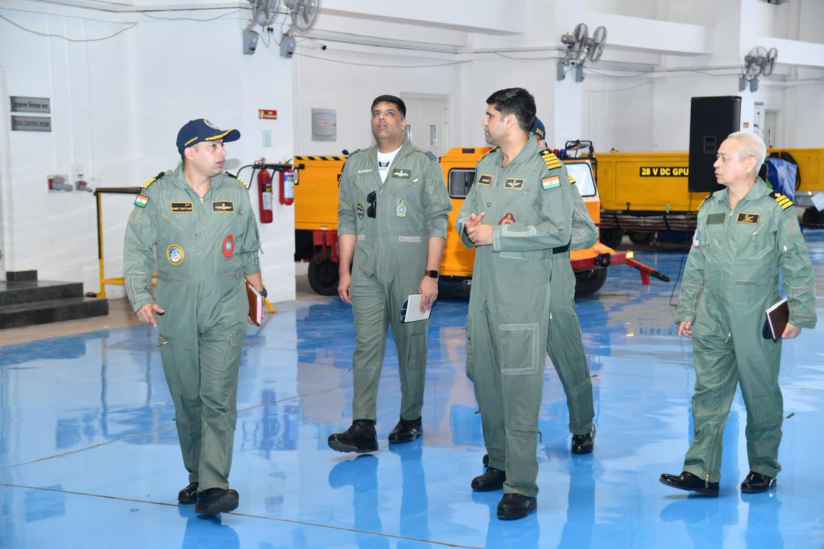 IndiaCoastGuard's tweet image. A combined @IndiaCoastGuard and #IndianAirForce ( Directorate of Aerospace Safety) team, led by DDG(AV), #CGHQ, #NewDelhi, successfully concluded the maiden operational outreach at Coast Guard Air Station, #Ratnagiri on 16 Apr 26. The visit facilitated the exchange of best