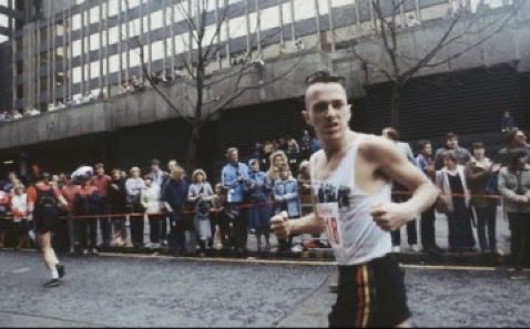 “Come mi sono allenato?
Il giorno prima della gara ho bevuto
dieci pinte di birra"
(Joe Strummer)

il 17 Aprile 1983 Joe Strummer,
lo storico frontman dei Clash,
corre la maratona di Londra,
terminando la gara con un tempo
di 4 ore e 13 minuti.
#JoeStrummer #pillolerock