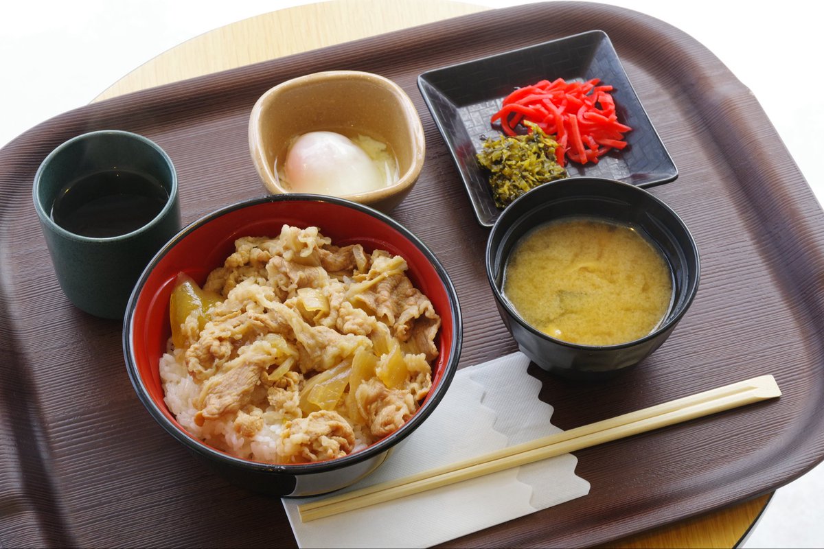 joystage8's tweet photo. 本日は特別メニュー「牛丼」をラウンジでご提供🍽️
いつもと違う空間でのお食事に「いいね」「気分が変わるね」とのお声も😊

お出汁の香りとやわらかい牛肉に、皆さま笑顔のひとときでした！

#八王子 #食事レク #牛丼 #老人ホーム https://t.co/pTMH6aMZAl
