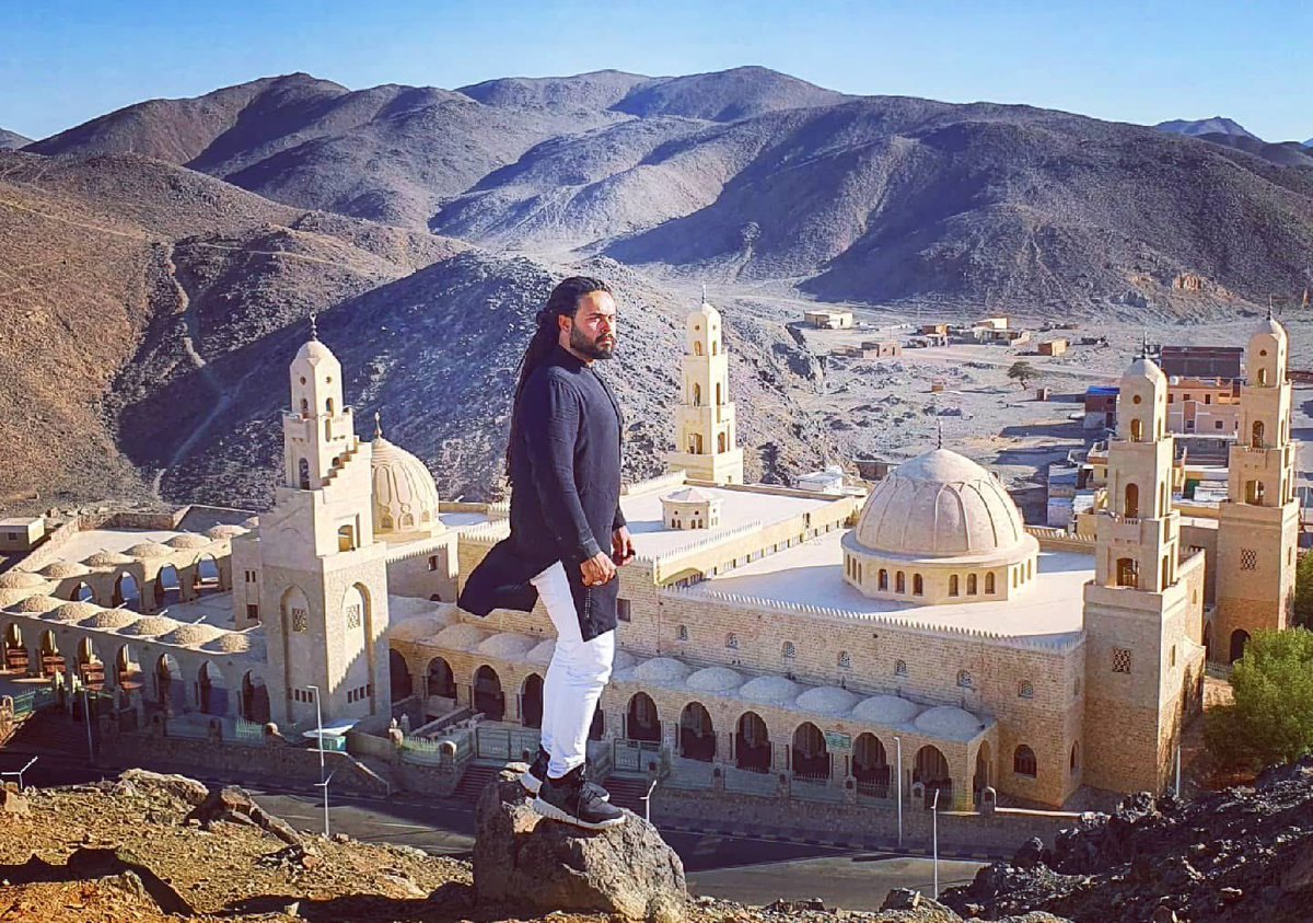 اليوم فرحة، واليوم عيد بمولد حبيبي النور، قطب الأقطاب وكهفِ أمن الطلاب؛ سيدي #أبي_الحسن_الشاذلي رضي الله تعالى عنه وأرضاه.
كل عام وحضراتُكم بخير.

"بالشاذلي القدوة الكبرى فلذ،
برحابته تلقى العسيرَ ميسَّرًا،
منه إلى طه النبي المصطفى
حبلُ اتصال لا تُحلّ له عُرى

يا برق، قبل وصولنا