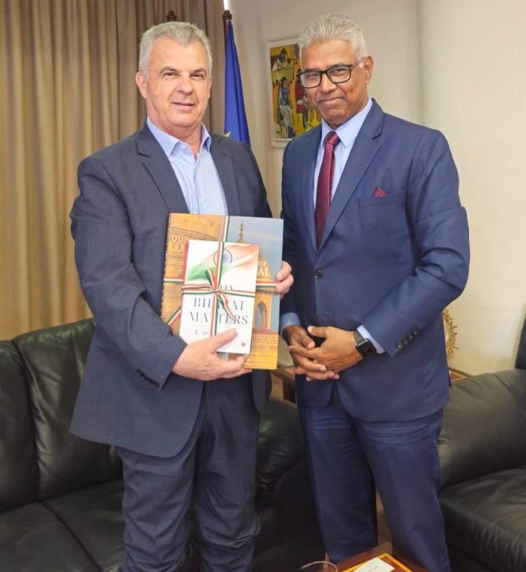 IndiainCyprus's tweet image. High Commissioner Mr. Manish @ManishGIfs met with Mr. Costas Fytiris, Minister of Justice and Public Order @MinJusticeCy of the Republic of #Cyprus.

Both sides held wide-ranging discussions. The High Commissioner briefed the Minister on recent developments in #bilateral