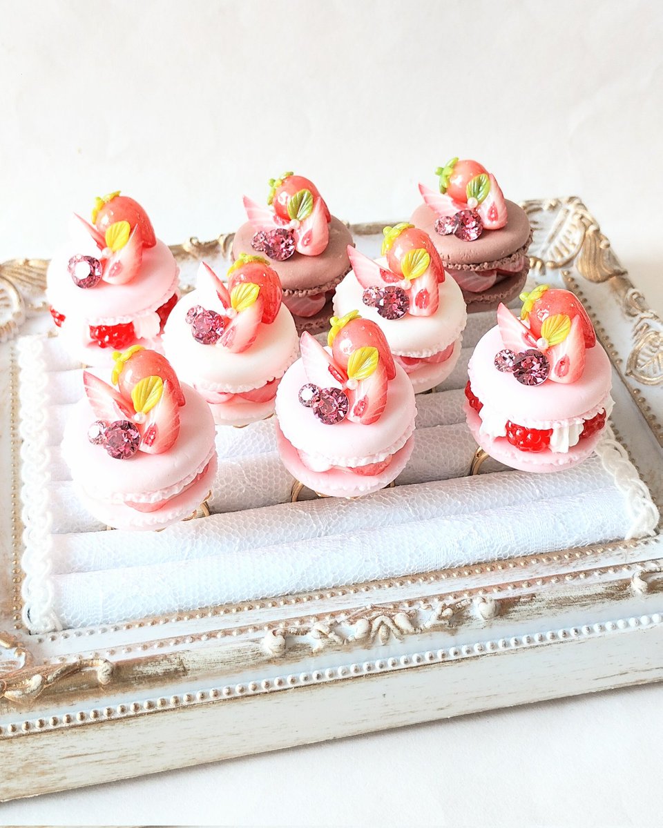 マカロンの間にはジューシー苺と
生クリームを挟み
華やかな作品にしました🍓✨
ぜひ♡横から眺めて見て下さい🎶

#カワスタ #ハンドメイド
#ロリータ　#ロリィタ