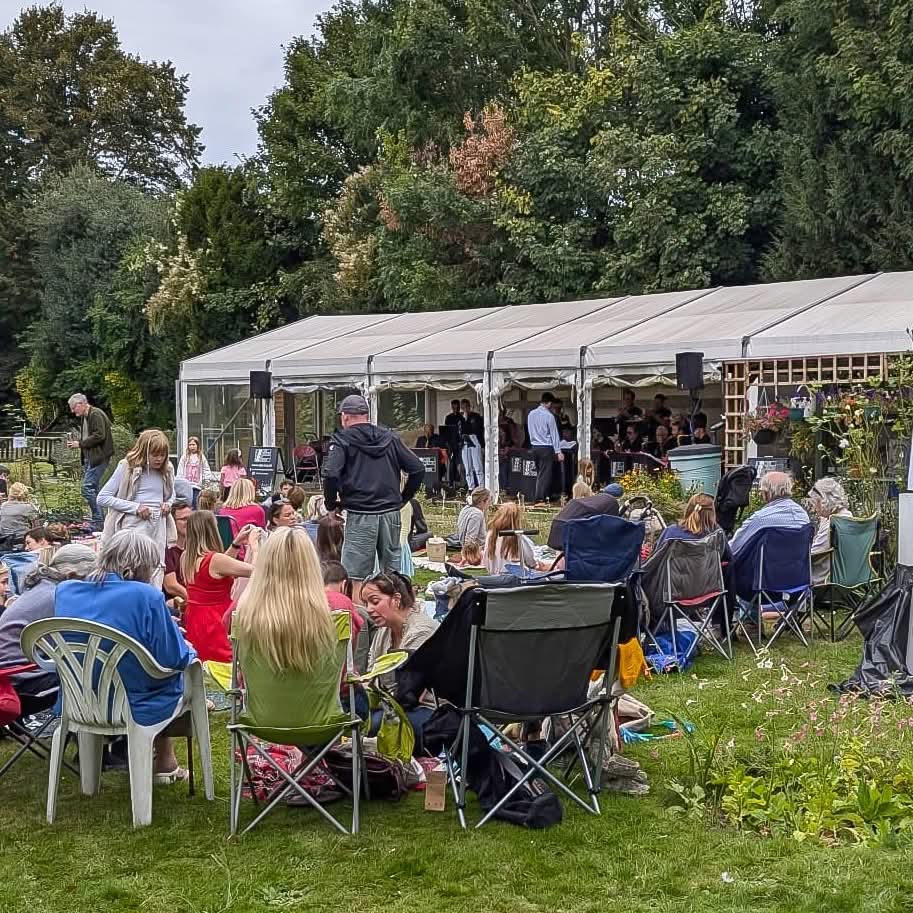 tootingnewsie's tweet image. Jazz on the Lawn returns to #Tooting on Sunday 7th June – save the date! 🎷🎶🎸

Head to #Streatham Park Bowling Club (Pringle Gardens, SW16 1SH) where the South London Jazz Orchestra @SLJO_London will be entertaining the community once again.

More info: furzedown.net