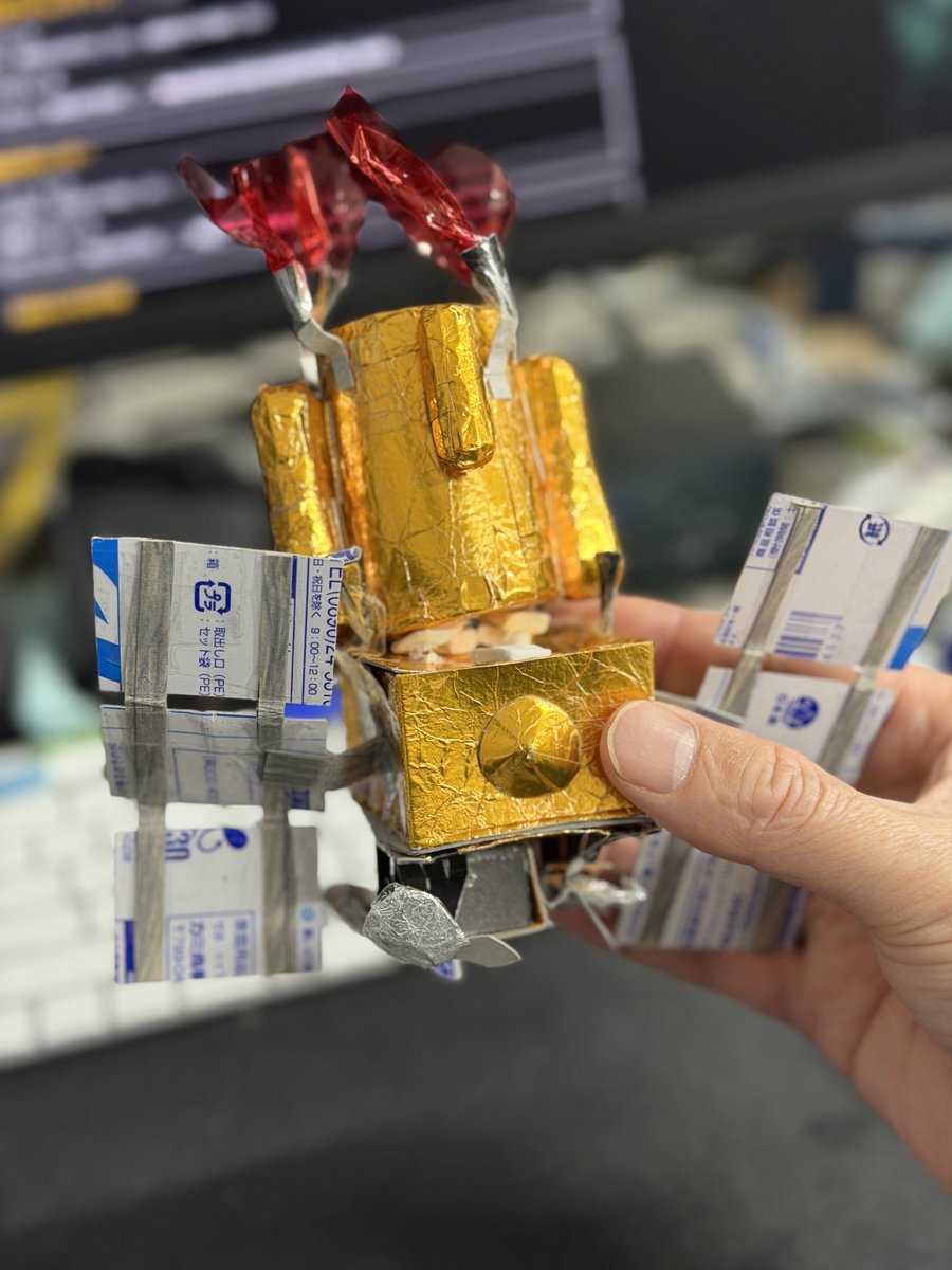 kawauso_twi's tweet photo. 「MMX火星衛星探査計画」の熱烈なファンになってくれた5歳の男の子からプレゼントが届きました。東大和、相模原と20回以上もみてくれてるそうで、ありがとう！！手作りのMMXもとってもよく出来てて、底部にはIDEFIX、逆噴射中のスラスター噴射も！(笑) …ちゃんと想いが届いたね、あー作ってよかった。 https://t.co/gZB7tOhj2G