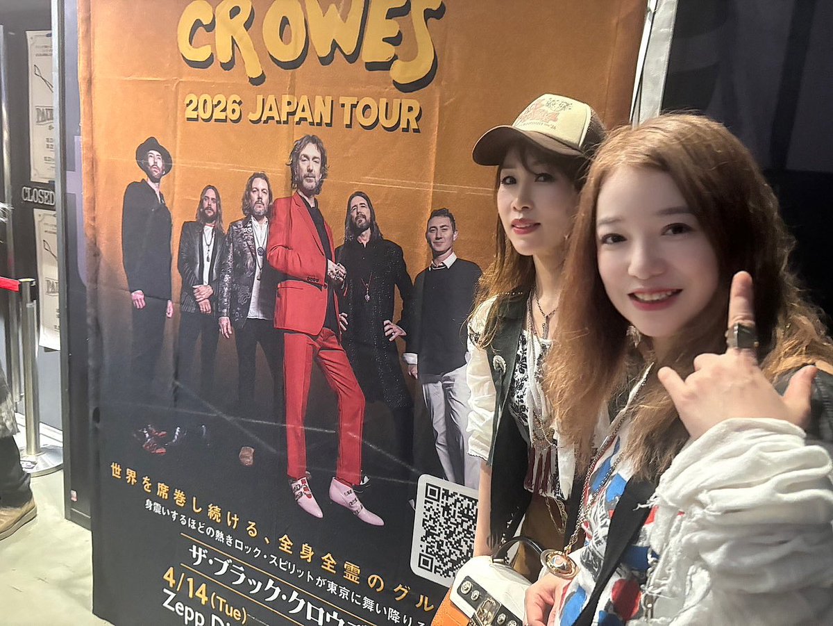 HITOMIymd's tweet photo. The Black Crowes来日公演に行って来ました♪
Go Fasterで昇天して、Sting Meで完全ノックアウト。終始最高でした😍
クリスのハスキーボイスとダンス、ほんとカッコ良過ぎ✨
アンコールでリッチが「ストーンズ好き？じゃあ、フェイセズの曲を」って笑。そしてThree Button Hand Me Down…ヤバっ⭐︎ https://t.co/h5IOuJIP7q