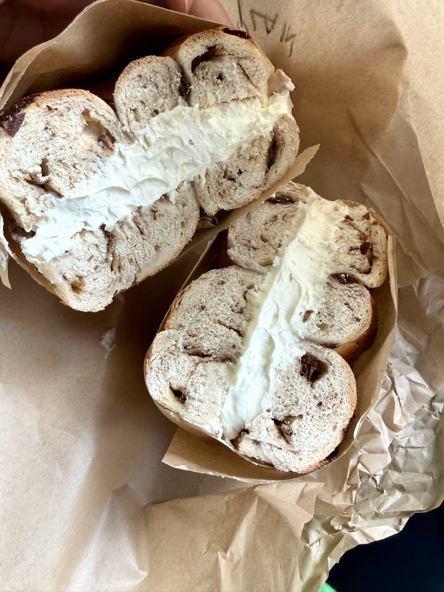 dashi_tsukkomi's tweet image. アメリカNYエッサベーグルで修業されたというマルイチベーグルさんで、いろんなタイプのベーグルとコーンブレッドを購入。しっかり生地のかみごたえにクリームチーズが合います。ニューヨークベーグルもこの40年で定着してる様子です✨　#ベーグル　#NY #港区　#foodculture  #パン