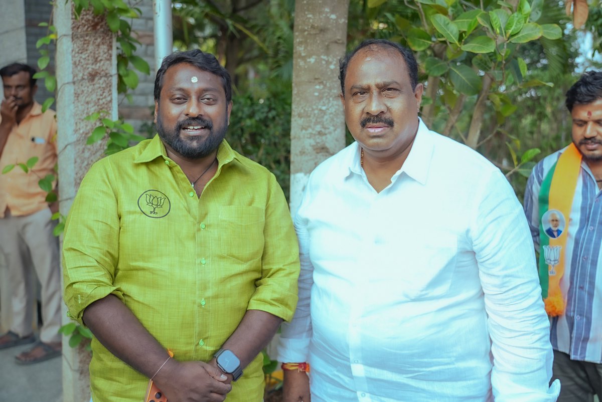 SuryahSG's tweet photo. With Karnataka's Bommanahalli MLA Thiru.@msrbommanahalli yesterday during #Thalli Assembly Constituency Election Campaign.
நேற்று #தளி சட்டமன்ற தொகுதி தேர்தல் பிரச்சாரத்தின் போது, கர்நாடக மாநிலம், பொம்மனஹள்ளி சட்டமன்ற உறுப்பினர் திரு.M.சதீஷ் ரெட்டி அவர்களுடன். https://t.co/lJzpYbWhpz