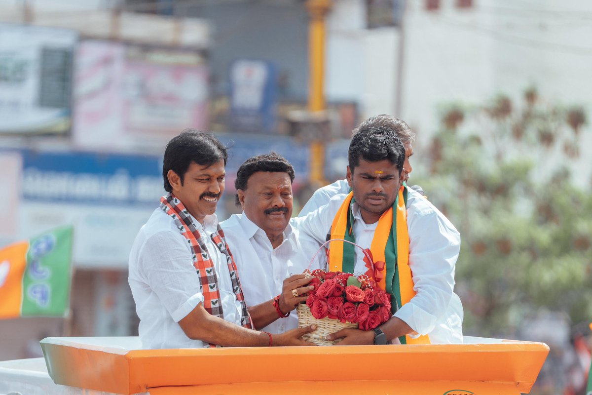 annamalai_k's tweet photo. கடந்த ஐந்தாண்டு காலமாக, தமிழகத்தில் தீயசக்தி திமுகவின் ஏமாற்று வித்தைகளையும், ஊழல் முறைகேடுகளையும் பார்த்த மக்கள் திமுக ஆட்சியை விரட்டியடிக்க காத்திருக்கும் நிலையில், இன்றைய தினம், வேடசந்தூர் சட்டமன்ற தொகுதியில் தேசிய ஜனநாயகக் கூட்டணி அஇஅதிமுக சார்பில் போட்டியிடும் நமது வெற்றி வேட்பாளர் திரு.V.P.B. பரமசிவம் அவர்களை ஆதரித்து நடைபெற்ற பிரச்சார கூட்டத்தில் முன்னாள் அமைச்சர் அண்ணன் திரு. @Srinivasanoffl அவர்களுடன் இணைந்து பங்கேற்று உரையாற்றினேன். 

விவசாய பெருமக்கள் அதிகம் வசிக்கும் வேடசந்தூர் தொகுதி உறுப்பினராக இருந்த திரு.சுவாமிநாதன் அவர்கள் செய்த ஒரே சாதனை, அமலாக்கத்துறையை வேடச்சந்தூருக்கு அழைத்து வந்தது தான். இவர் செய்த முறைகேட்டால், தமிழக மக்களுக்கு பொங்கல் தொகுப்பில் வழங்கப்பட்ட வெல்லம் கரைந்து ஓடியதை தமிழக மக்கள் மறந்திருக்க மாட்டார்கள். 

இந்தியாவின் அனைத்து மாநிலங்களில் உள்ள மக்களவை உறுப்பினர்கள் எண்ணிக்கையை நேரடியாக 50% உயர்த்துவதற்கான சட்டதிருத்தத்தை மாண்புமிகு பாரத பிரதமர் திரு. @narendramodi அவர்கள் தலைமையிலான மத்திய அரசு கொண்டுவந்துள்ளது. ஆனால், தமிழகத்திற்கு தொகுதிகளை குறைத்து விடுவார்கள் என்று அடிப்படை உண்மையில்லாத பொய்யை முதல்வர் திரு.@mkstalin அவர்கள் தொடர்ந்து பொய் சொல்லி மக்களை குழப்ப நினைக்கிறார்கள். ஆனால், தமிழக மக்கள் தெளிவாக இருக்கிறார்கள். திமுக எத்தனை பொய்களை சொன்னாலும், இந்தமுறை திமுக தோற்று ஓடப்போவது உறுதி.

வேடசந்தூர் தொகுதி வளம் பெறவும், மக்கள் நலம் பெறவும் தேசிய ஜனநாயகக் கூட்டணி அஇஅதிமுக சார்பில் போட்டியிடும் திரு. V.P.B.பரமசிவம் அவர்களை மக்கள் பெருவாரியான வாக்குகள் வித்தியாசத்தில் வெற்றி பெற செய்யவேண்டும். தேசிய ஜனநாயகக் கூட்டணி ஆட்சி அமையட்டும்! தமிழகம் வளரட்டும்!