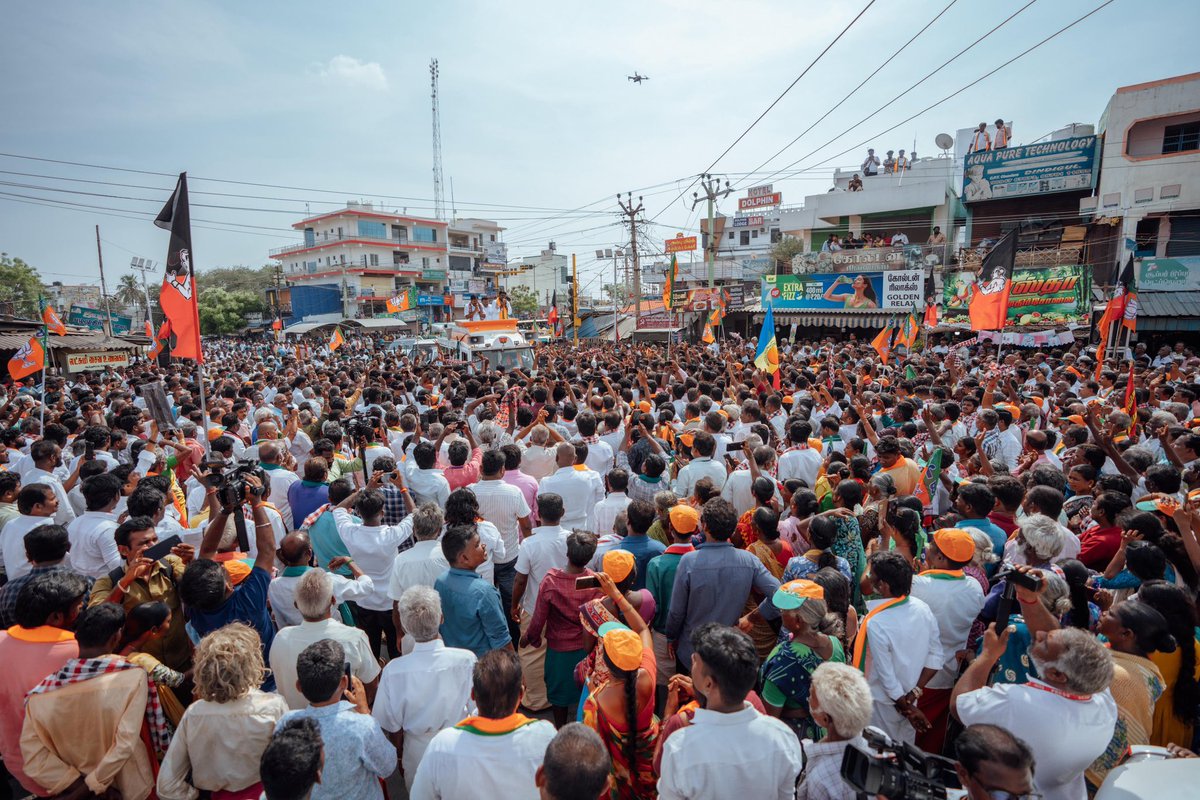 annamalai_k's tweet photo. கடந்த ஐந்தாண்டு காலமாக, தமிழகத்தில் தீயசக்தி திமுகவின் ஏமாற்று வித்தைகளையும், ஊழல் முறைகேடுகளையும் பார்த்த மக்கள் திமுக ஆட்சியை விரட்டியடிக்க காத்திருக்கும் நிலையில், இன்றைய தினம், வேடசந்தூர் சட்டமன்ற தொகுதியில் தேசிய ஜனநாயகக் கூட்டணி அஇஅதிமுக சார்பில் போட்டியிடும் நமது வெற்றி வேட்பாளர் திரு.V.P.B. பரமசிவம் அவர்களை ஆதரித்து நடைபெற்ற பிரச்சார கூட்டத்தில் முன்னாள் அமைச்சர் அண்ணன் திரு. @Srinivasanoffl அவர்களுடன் இணைந்து பங்கேற்று உரையாற்றினேன். 

விவசாய பெருமக்கள் அதிகம் வசிக்கும் வேடசந்தூர் தொகுதி உறுப்பினராக இருந்த திரு.சுவாமிநாதன் அவர்கள் செய்த ஒரே சாதனை, அமலாக்கத்துறையை வேடச்சந்தூருக்கு அழைத்து வந்தது தான். இவர் செய்த முறைகேட்டால், தமிழக மக்களுக்கு பொங்கல் தொகுப்பில் வழங்கப்பட்ட வெல்லம் கரைந்து ஓடியதை தமிழக மக்கள் மறந்திருக்க மாட்டார்கள். 

இந்தியாவின் அனைத்து மாநிலங்களில் உள்ள மக்களவை உறுப்பினர்கள் எண்ணிக்கையை நேரடியாக 50% உயர்த்துவதற்கான சட்டதிருத்தத்தை மாண்புமிகு பாரத பிரதமர் திரு. @narendramodi அவர்கள் தலைமையிலான மத்திய அரசு கொண்டுவந்துள்ளது. ஆனால், தமிழகத்திற்கு தொகுதிகளை குறைத்து விடுவார்கள் என்று அடிப்படை உண்மையில்லாத பொய்யை முதல்வர் திரு.@mkstalin அவர்கள் தொடர்ந்து பொய் சொல்லி மக்களை குழப்ப நினைக்கிறார்கள். ஆனால், தமிழக மக்கள் தெளிவாக இருக்கிறார்கள். திமுக எத்தனை பொய்களை சொன்னாலும், இந்தமுறை திமுக தோற்று ஓடப்போவது உறுதி.

வேடசந்தூர் தொகுதி வளம் பெறவும், மக்கள் நலம் பெறவும் தேசிய ஜனநாயகக் கூட்டணி அஇஅதிமுக சார்பில் போட்டியிடும் திரு. V.P.B.பரமசிவம் அவர்களை மக்கள் பெருவாரியான வாக்குகள் வித்தியாசத்தில் வெற்றி பெற செய்யவேண்டும். தேசிய ஜனநாயகக் கூட்டணி ஆட்சி அமையட்டும்! தமிழகம் வளரட்டும்!