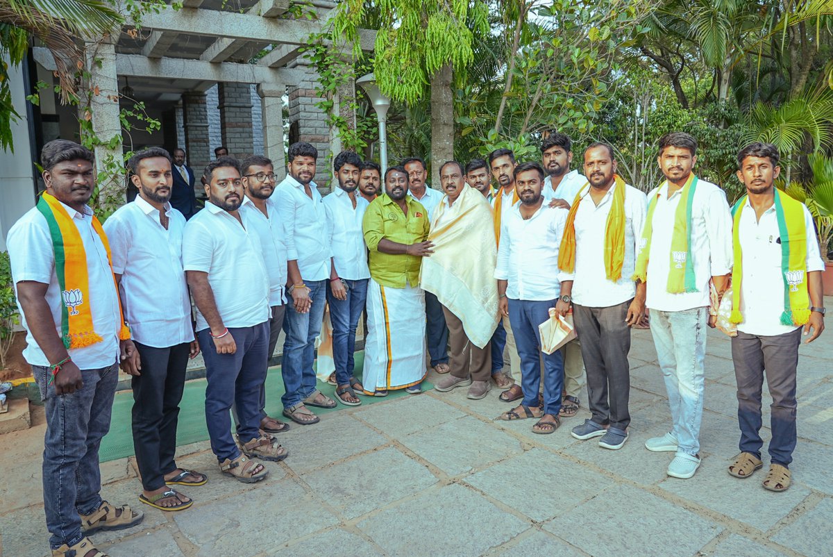 SuryahSG's tweet photo. With Karnataka's Bommanahalli MLA Thiru.@msrbommanahalli yesterday during #Thalli Assembly Constituency Election Campaign.
நேற்று #தளி சட்டமன்ற தொகுதி தேர்தல் பிரச்சாரத்தின் போது, கர்நாடக மாநிலம், பொம்மனஹள்ளி சட்டமன்ற உறுப்பினர் திரு.M.சதீஷ் ரெட்டி அவர்களுடன். https://t.co/lJzpYbWhpz