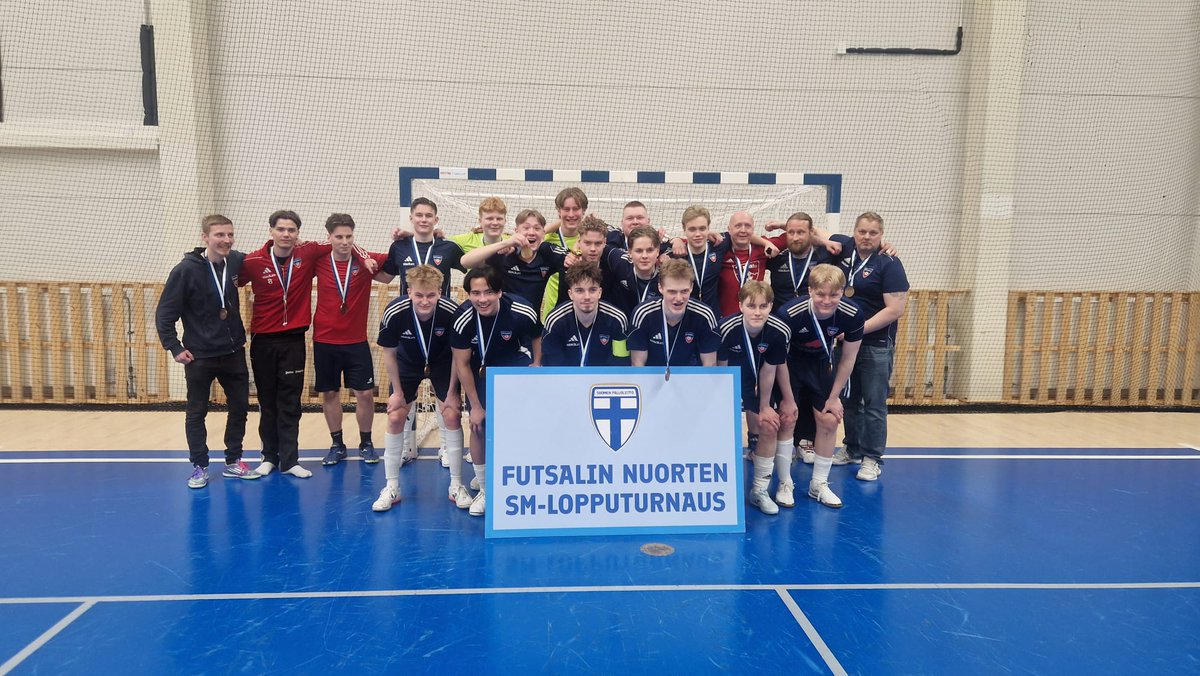 Näihin kuviin ja näihin tunnelmiin!
Joukkue saavutti kaudella -25/-26 Futsal P19-liigassa SM-pronssia! 🏆🥉
#FutsalFi #FCHalikko #Salo