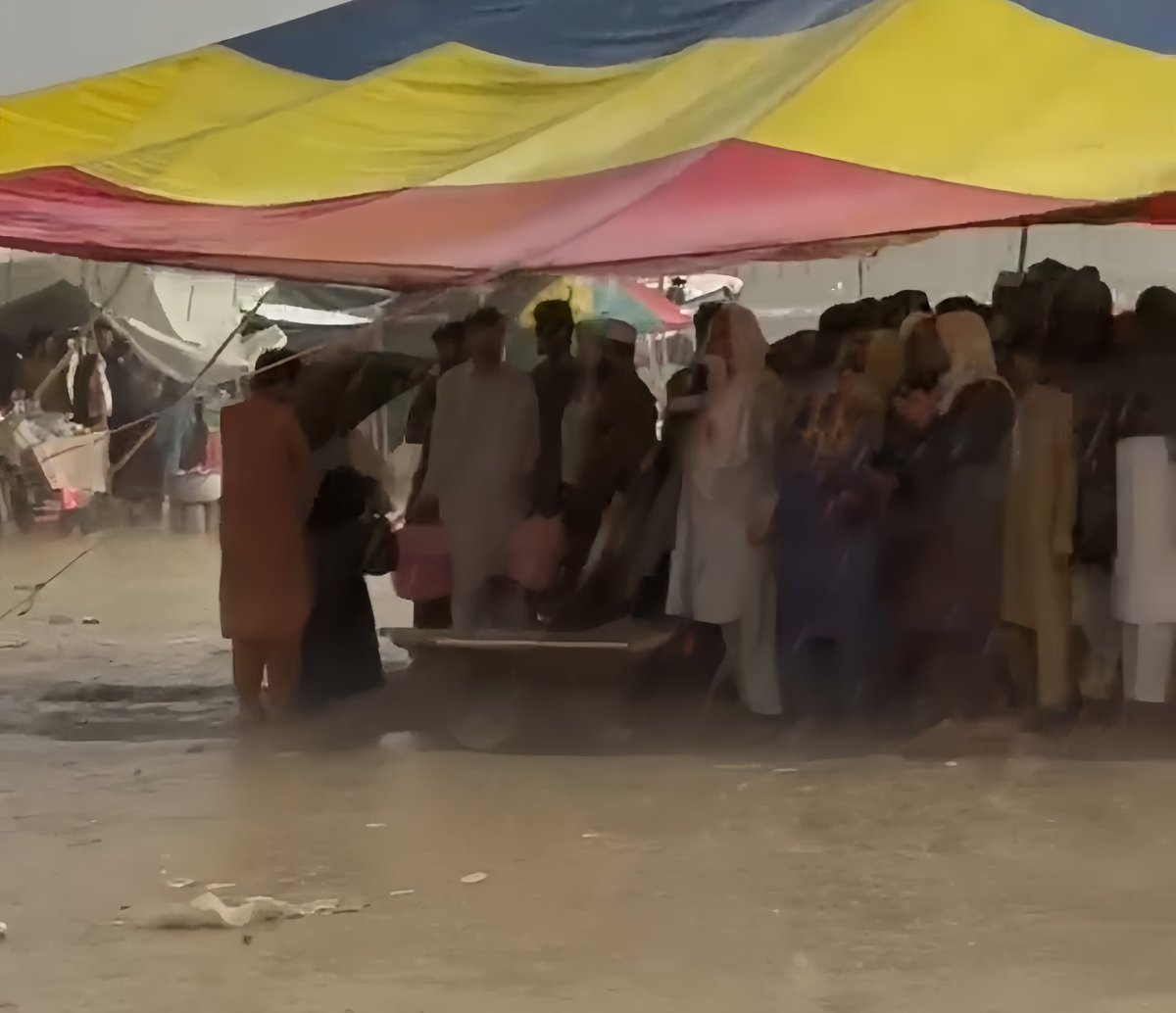 TNNEnglish's tweet photo. Rain Alert at Torkham: Token Rule Tightened as Afghan Returnees Surge
#TorkhamBorder #AfghanRefugees #TokenSystem #BorderUpdate
https://t.co/az5aMqDf06 https://t.co/ppF2uEWBOY