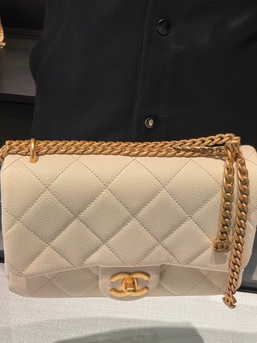 AA29634's tweet photo. Buy a bag for yourself. https://t.co/92e7KsBdIH