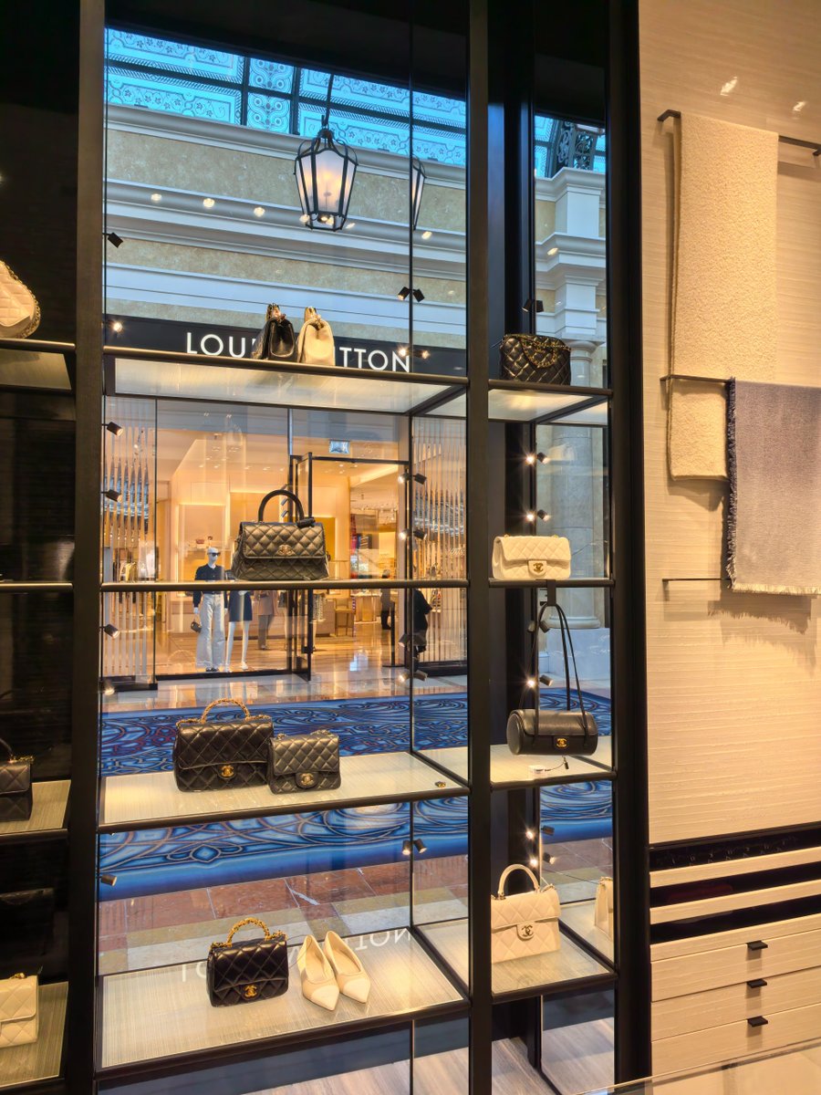 AA29634's tweet photo. Buy a bag for yourself. https://t.co/92e7KsBdIH
