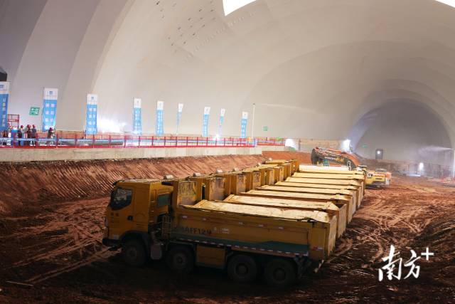 thisisGBA's tweet image. #Guangdong | Giant "soft pillows" are popping up on #Guangzhou &amp;amp; #Shenzhen streets! 😲 These air-supported domes, made of high-strength PVDF, are covering construction sites to block dust (up to 99%) and cut noise (by ~90%). 🏗️🔇 

In Guangzhou, one spans nearly 9,000 sqm, while