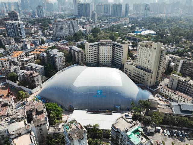 thisisGBA's tweet image. #Guangdong | Giant "soft pillows" are popping up on #Guangzhou &amp;amp; #Shenzhen streets! 😲 These air-supported domes, made of high-strength PVDF, are covering construction sites to block dust (up to 99%) and cut noise (by ~90%). 🏗️🔇 

In Guangzhou, one spans nearly 9,000 sqm, while