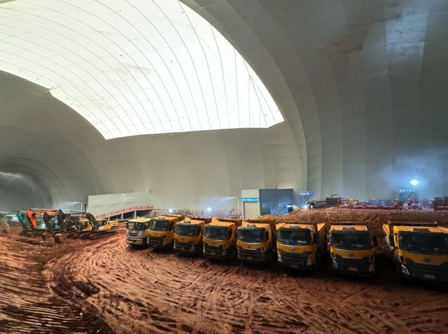 thisisGBA's tweet image. #Guangdong | Giant "soft pillows" are popping up on #Guangzhou &amp;amp; #Shenzhen streets! 😲 These air-supported domes, made of high-strength PVDF, are covering construction sites to block dust (up to 99%) and cut noise (by ~90%). 🏗️🔇 

In Guangzhou, one spans nearly 9,000 sqm, while