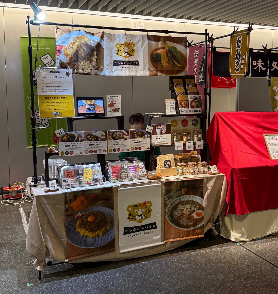 toranoi_spice's tweet photo. やっております！日曜日までー！
懐かしいお客様たちにたくさん会えて幸せです…😭 https://t.co/C1HQj1JToZ