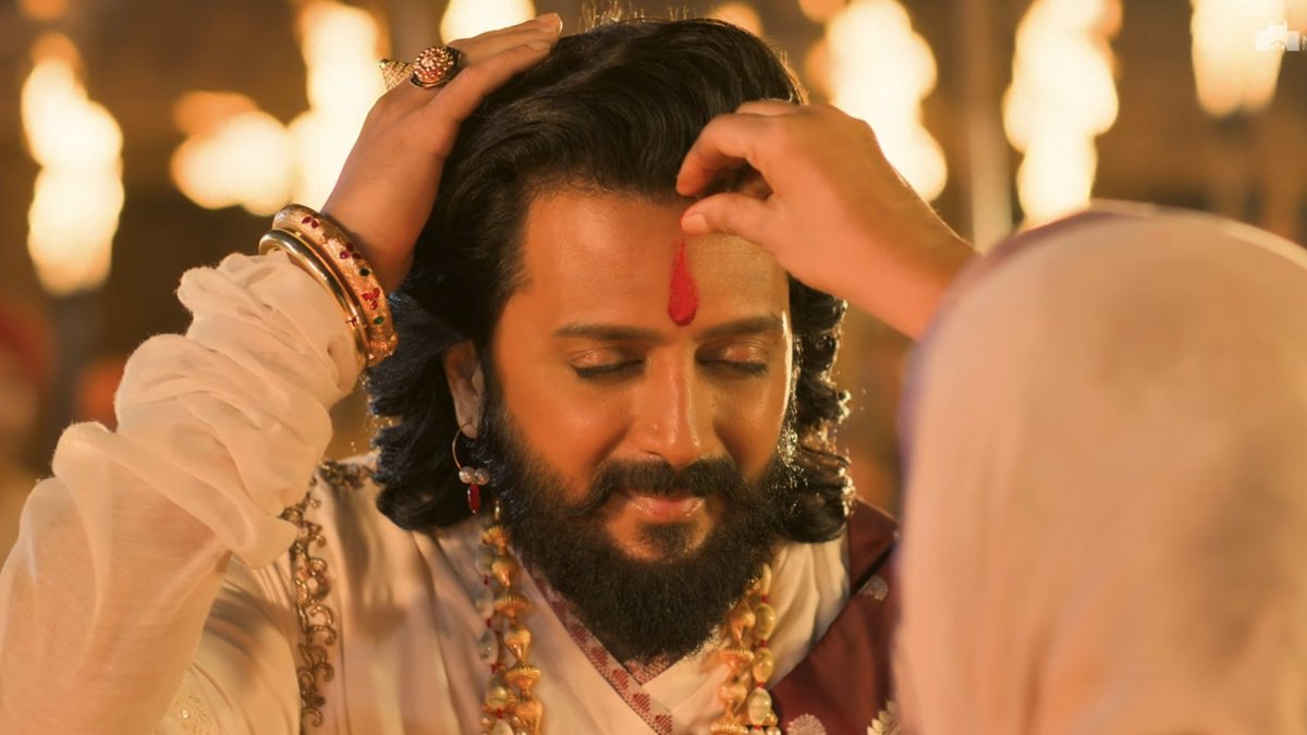 Vikrant130801's tweet photo. रयतेत वावरताना महाराजांच्या डोळ्यात, चेहऱ्यावर एकंदरीतच बॉडी लँग्वेजमध्ये उगाचचवक्रोध आणि आक्रमकता न दाखवल्याबद्दल विशेष आभार @Riteishd आणि टीम! रयतेत वावरताना महाराजांच्या डोळ्यात प्रेम, वात्सल्य, जिव्हाळच असणार...
#राजा_शिवाजी https://t.co/aalre91OXY