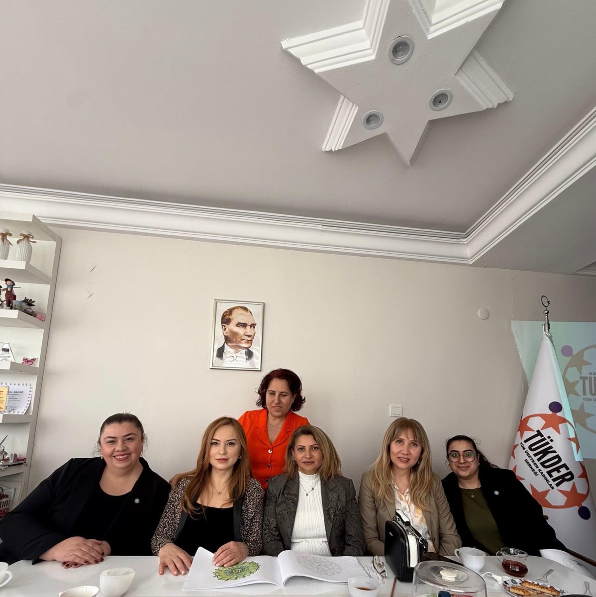 iyibeylikduzu34's tweet photo. TÜKDER (Tüm Üretken Kadınlar Derneği) ziyaretimiz kapsamında, Sosyal Politikalar Başkanımız Sayın Figen Badur ve teşkilatımızın katılımıyla anlamlı bir sertifika töreni gerçekleştirdik.
Kadınlarımızın üretimde, toplumsal hayatta ve geleceğin inşasında üstlendiği kıymetli rolü bir kez daha görmek bizlere umut verdi. TÜKDER Başkanı Sayın Fatma Tözmen’in ev sahipliğinde gerçekleşen bu anlamlı buluşmada, emek veren tüm kadınlarımızın azmi ve kararlılığı takdire şayandı.
Ulu Önder Mustafa Kemal Atatürk’ün de dediği gibi:
“Dünyada her şey kadının eseridir.”
Bizler de bu bilinçle; üreten, güçlenen ve topluma yön veren kadınlarımızın her zaman yanında olmaya devam edeceğiz.
Emeği geçen herkese teşekkür ediyor, sertifika alan tüm kadınlarımızı gönülden tebrik ediyorum.
#TÜKDER #kadinlarimiz #üretkenkadinlarimiz

@iyiparti @MDervisogluTR @Ozturkdenizli @ipekozkal @KevserOfluoglu