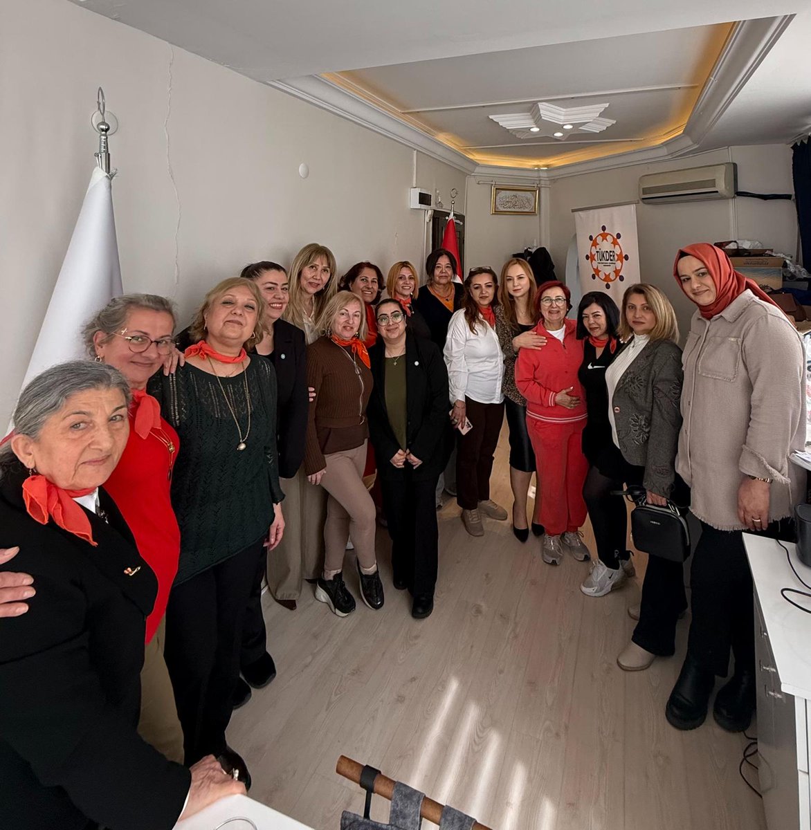 iyibeylikduzu34's tweet photo. TÜKDER (Tüm Üretken Kadınlar Derneği) ziyaretimiz kapsamında, Sosyal Politikalar Başkanımız Sayın Figen Badur ve teşkilatımızın katılımıyla anlamlı bir sertifika töreni gerçekleştirdik.
Kadınlarımızın üretimde, toplumsal hayatta ve geleceğin inşasında üstlendiği kıymetli rolü bir kez daha görmek bizlere umut verdi. TÜKDER Başkanı Sayın Fatma Tözmen’in ev sahipliğinde gerçekleşen bu anlamlı buluşmada, emek veren tüm kadınlarımızın azmi ve kararlılığı takdire şayandı.
Ulu Önder Mustafa Kemal Atatürk’ün de dediği gibi:
“Dünyada her şey kadının eseridir.”
Bizler de bu bilinçle; üreten, güçlenen ve topluma yön veren kadınlarımızın her zaman yanında olmaya devam edeceğiz.
Emeği geçen herkese teşekkür ediyor, sertifika alan tüm kadınlarımızı gönülden tebrik ediyorum.
#TÜKDER #kadinlarimiz #üretkenkadinlarimiz

@iyiparti @MDervisogluTR @Ozturkdenizli @ipekozkal @KevserOfluoglu