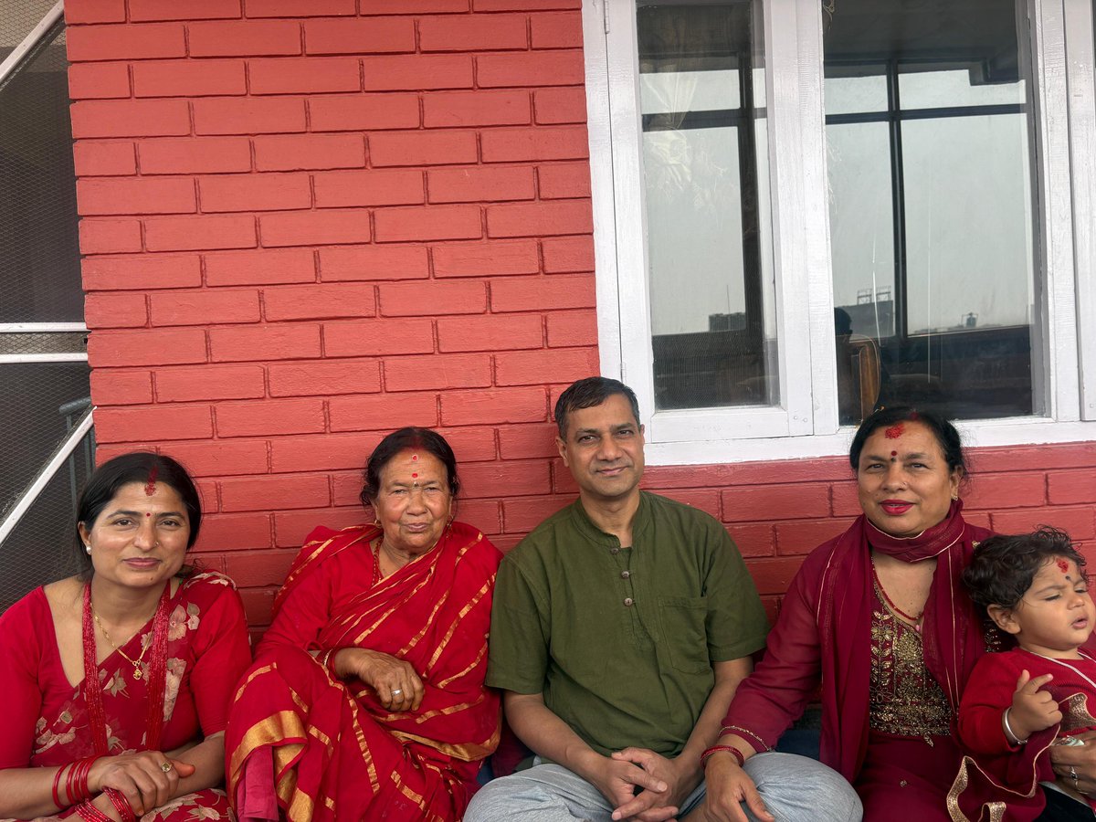 #आमा ।
गोर्की मेक्सिमका पढूँ म रचना आमा पुकारूँ अनि
या गोपाल रिमाल गद्य कविका पढ्दै गरूँ लेखनी ।
बोल्छन् माधव शोक काव्य मनमा राखेर गौरीईकन 
आमा तुल्य महान् छ को अवनिमा हे देवकोटा भन ।।१।