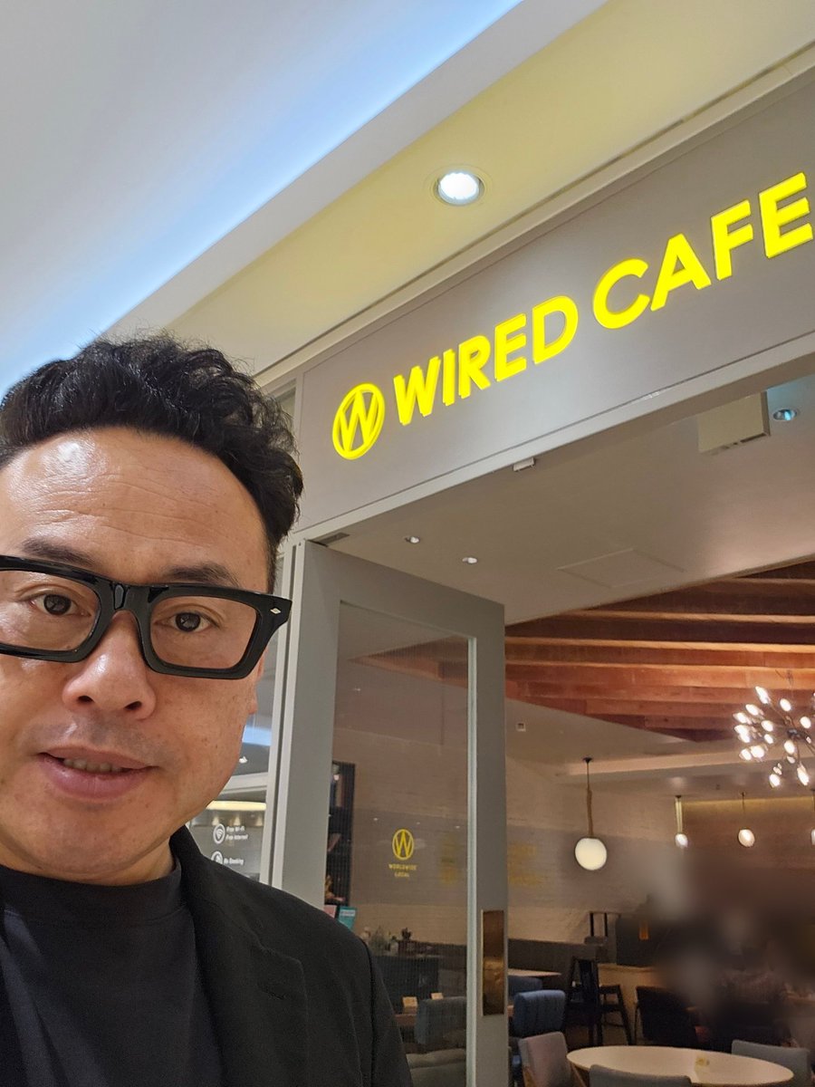 fuzikiyeyyey's tweet image. WIRED CAFE (ワイアードカフェ)ルミネ大宮店でカフェ・ラテタイム。

大宮で待ち合わせの時、このお店によく行きます。

広いし快適です！

妹からのプレゼントのフェイスパックも効いてきたように思えます！

#wiredcafe
#coffee 
#大宮
#宮川大輔　さん似
#ものまね