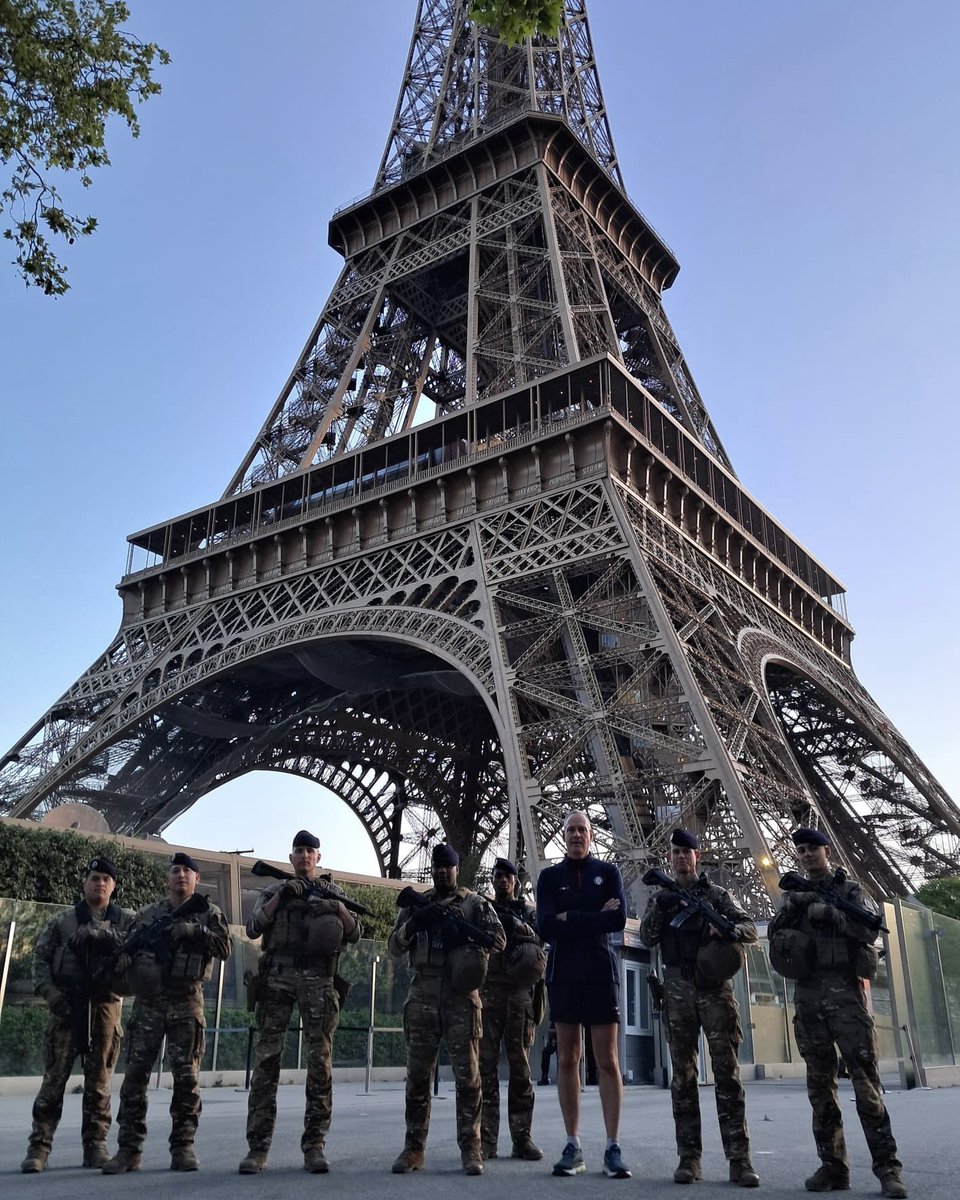 Paris, Champs de Mars, 7h00. Au détour d’un footing de 10kms # ...