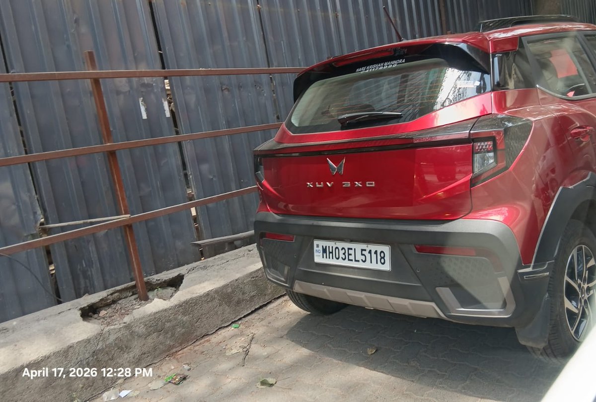 MumbaichiPublic's tweet photo. This illegaly parked car is causing traffic on jalaram baapa marg near The Roa Hotep on Lbs marg Ghatkopar West @MTPHereToHelp @MumbaiPolice https://t.co/JFeRM6yNm7