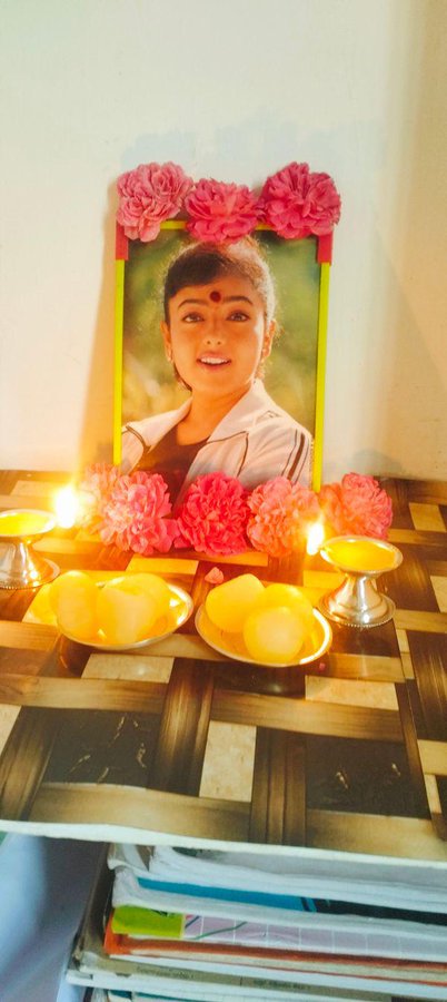 MBNaveen3's tweet photo. Still your fans celebrating you as goddess 🙏
We miss you Queen 💔💔
#Soundarya garu
#SoundaryaLivesOn
#RememberingSoundarya https://t.co/oGpFT6MuS7