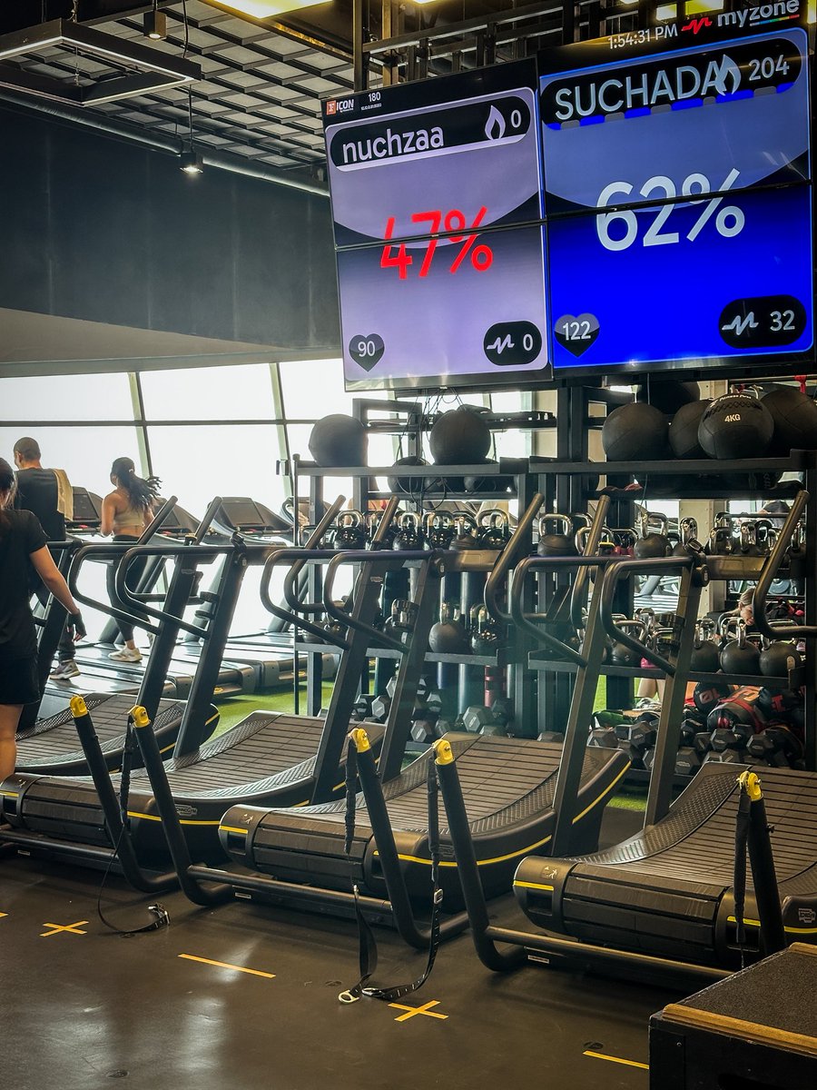 วันนี้ผมเจอผู้หญิงคนหนึ่งในยิม
หุ่นดี หน้าอกสวย ใส่ชุดสีมัสตาส และสะพาย hermes มาในยิม
ผมอยากใช้เครื่องต่อ เลยเข้าไปทักว่า “ขอโทษนะครับ”
เธอรีบหันมาตอบว่า “มีแฟนแล้วค่ะ”
ผมเลยได้แต่ยิ้มแล้วตอบว่า “หน้าอย่างผมคงจีบนางฟ้าไม่ได้หรอกครับ แต่ถ้าเคเบิ้ลไม่ใช้อย่านั่งแช่ได้ไหมครับ “ 😊