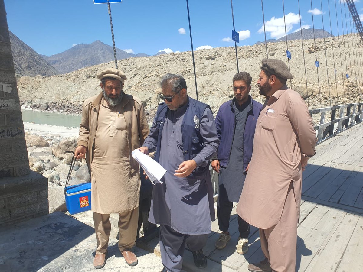 WHOPakistan's tweet image. Since 1994, Pakistan has reduced polio cases by 99.8%, thanks to vaccination. 
This week, @WHO teams are in the field supporting the @GovtofPakistan to mobilize 400,000 vaccinators &amp;amp; taking another step to #EndPolio. 
No child will be safe until every child is safe.