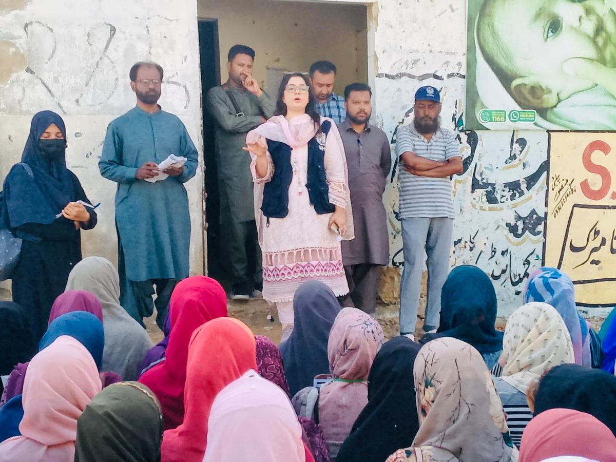 WHOPakistan's tweet image. Since 1994, Pakistan has reduced polio cases by 99.8%, thanks to vaccination. 
This week, @WHO teams are in the field supporting the @GovtofPakistan to mobilize 400,000 vaccinators &amp;amp; taking another step to #EndPolio. 
No child will be safe until every child is safe.