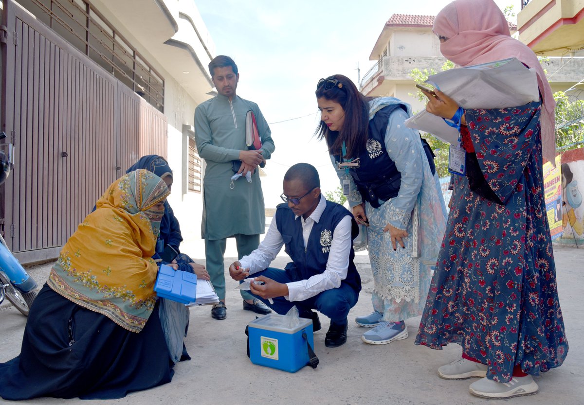 WHOPakistan's tweet image. Since 1994, Pakistan has reduced polio cases by 99.8%, thanks to vaccination. 
This week, @WHO teams are in the field supporting the @GovtofPakistan to mobilize 400,000 vaccinators &amp;amp; taking another step to #EndPolio. 
No child will be safe until every child is safe.