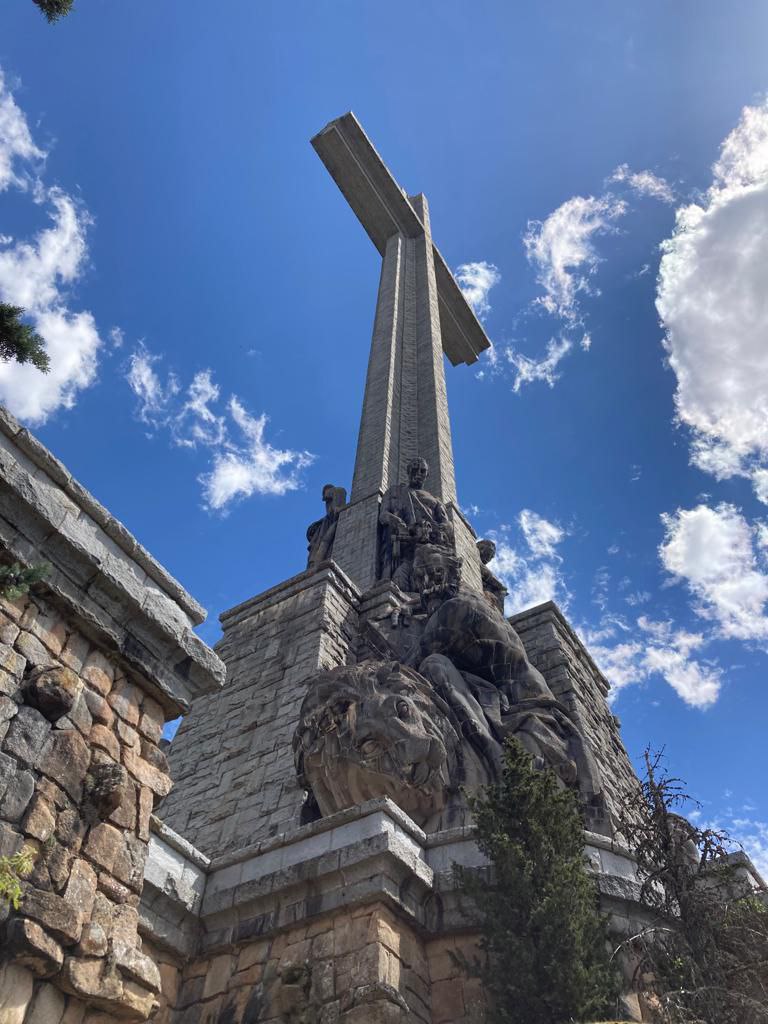 Así amanece la cruz más grande de la cristiandad