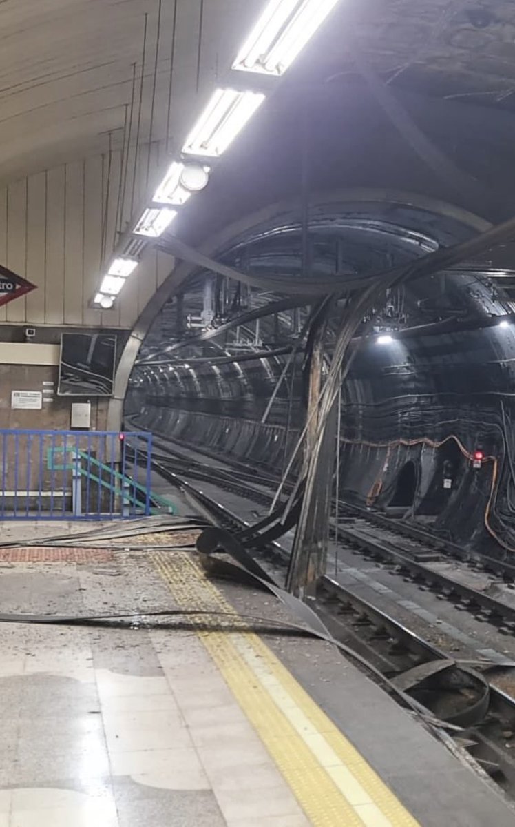 El mantenimiento del metro de Madrid de Ayuso es demencial.
Se cae el techo en Carpetana, línea 6…..