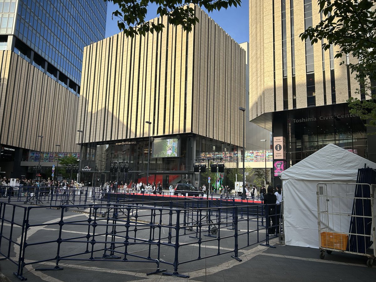 こちらが優先観覧エリアかな。
これは外からでも結構よく見えますね🫶