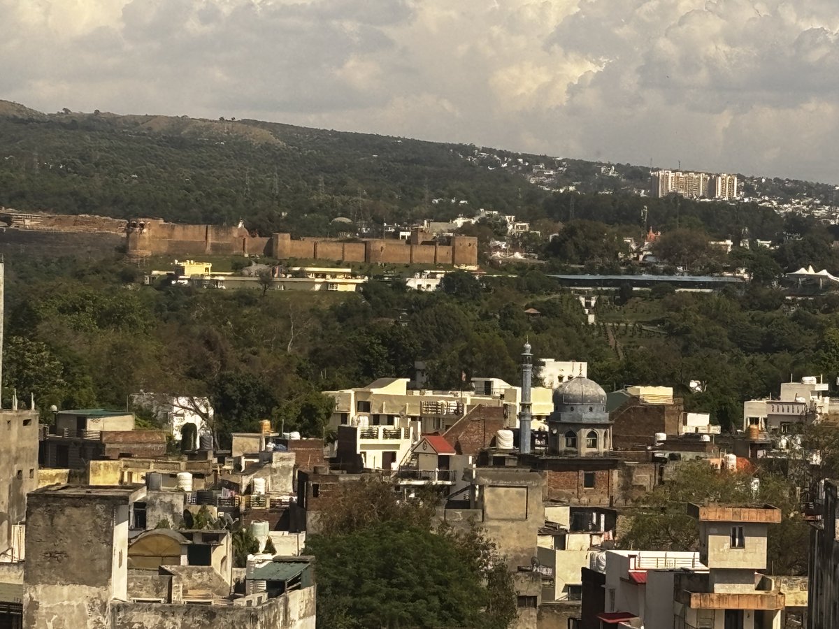 RealBadshahKhan's tweet photo. Jammu in all its layers 
Temples rising above rooftops, the Tawi glinting in the sun, and history resting quietly on the hills.
A city that doesn’t shout, but stays with you.
#Jammu #CityOfTemples #IncredibleIndia https://t.co/W95ZpdkkYR