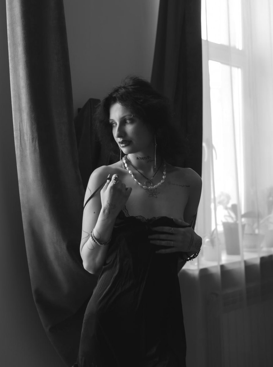 Vivenevrr's tweet photo. I am Julia and I am a nude model, I see beauty in every cell of my body, I am a writer and author of the book J Amore, all my energy is my meaning, I live by it and am inspired by it

#хтивий #хтиванеділя https://t.co/mreCwJUhYp
