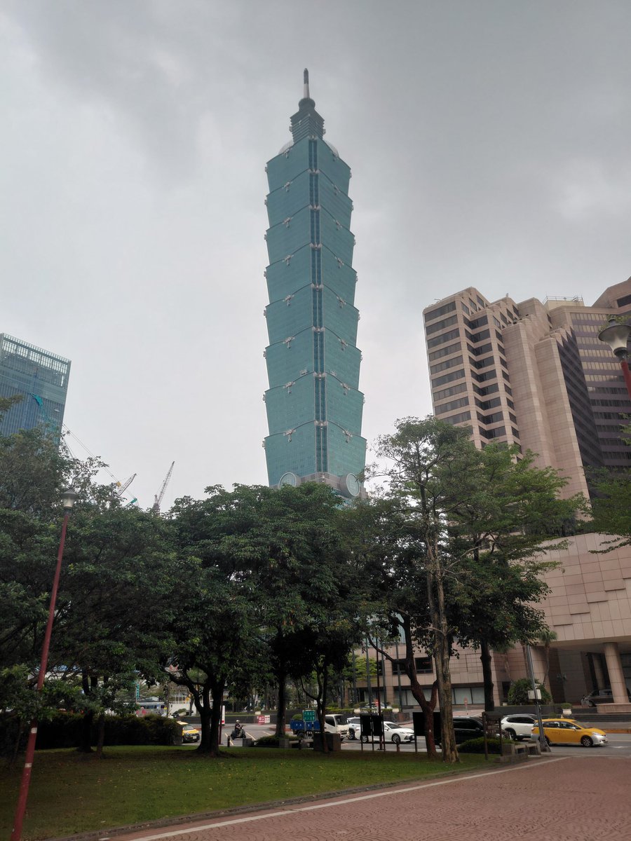 onthemove555's tweet image. Downtown Taipei, the skyline is growing and growing. Interesting mix of old and new architecture around. A city on the up. #Taiwan #taipei 🇹🇼